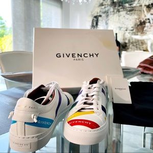 GIVENCHY - URBAN STREET LOGO TAPE
SNEAKER IN WHITE